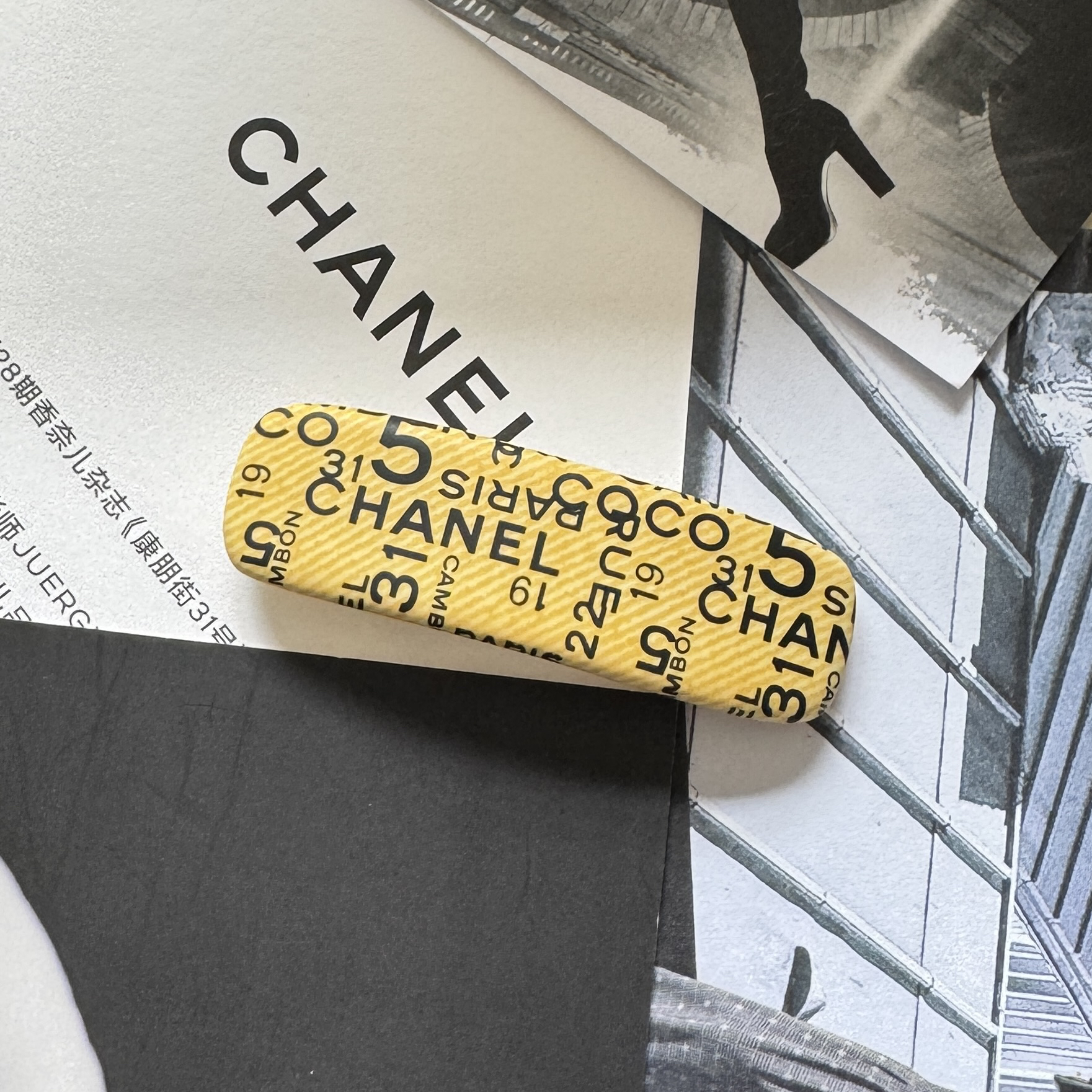 95新 Chanel/香奈儿 黄色亚克力字母发夹 36019708 
