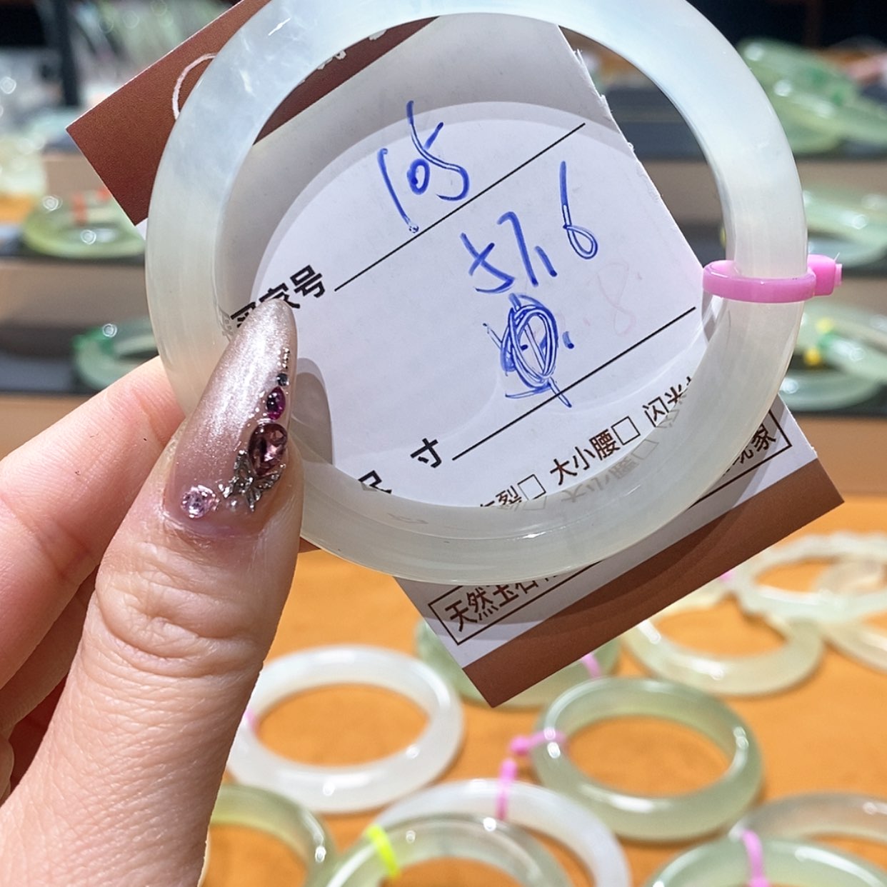 【闪购商品】蛇纹石玉手镯未镶嵌噢****?