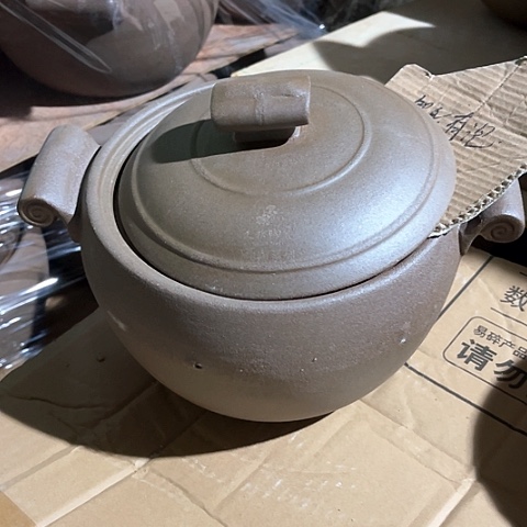 微瑕，明火，口径19高度12锅身有气泡，2.5L