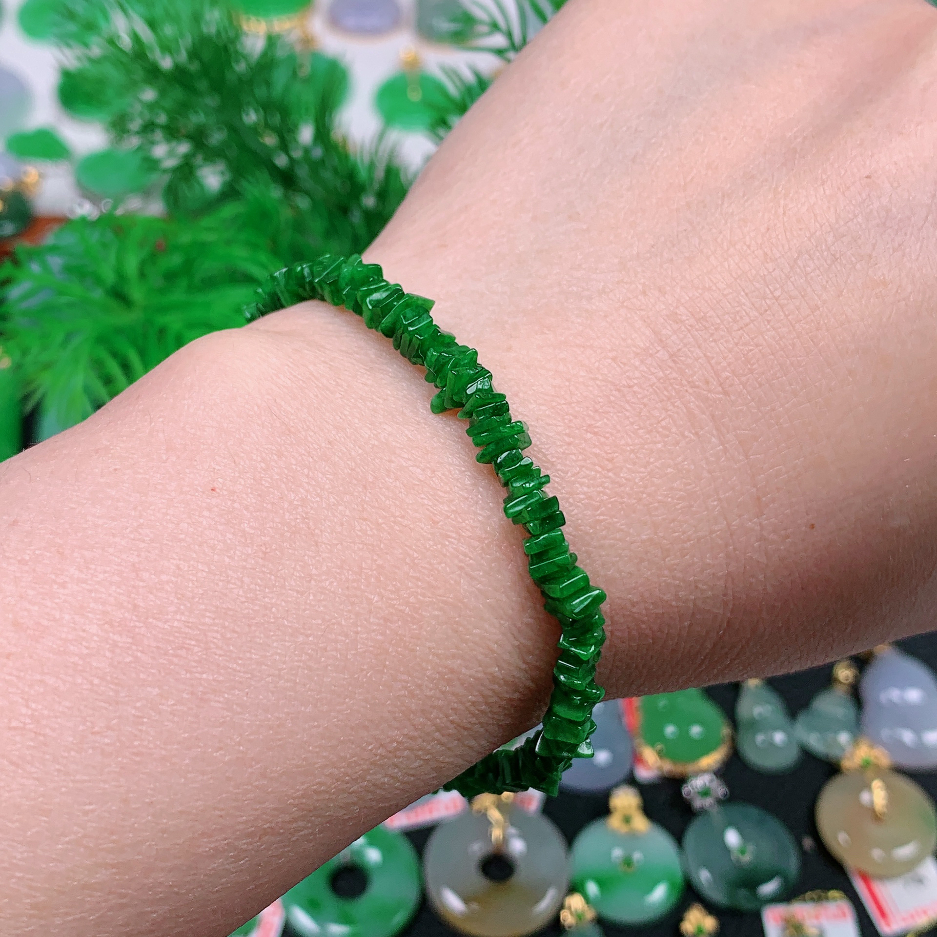 缅甸天然翡翠A货 冰润辣绿随形手串02(5.2)