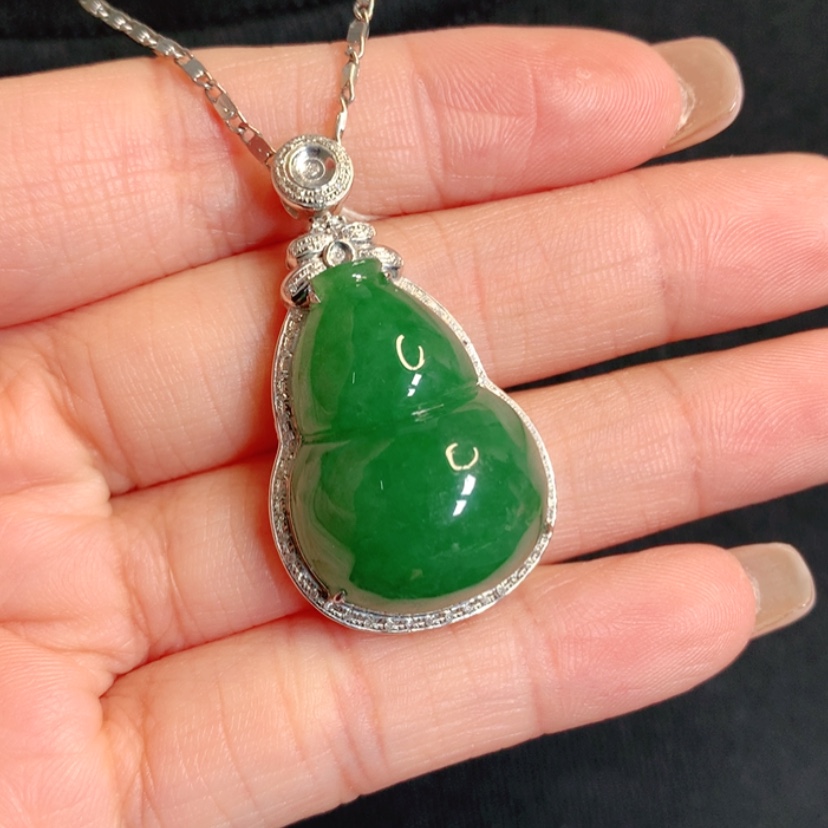 【闪购商品】颈饰18K金镶嵌翡翠葫芦