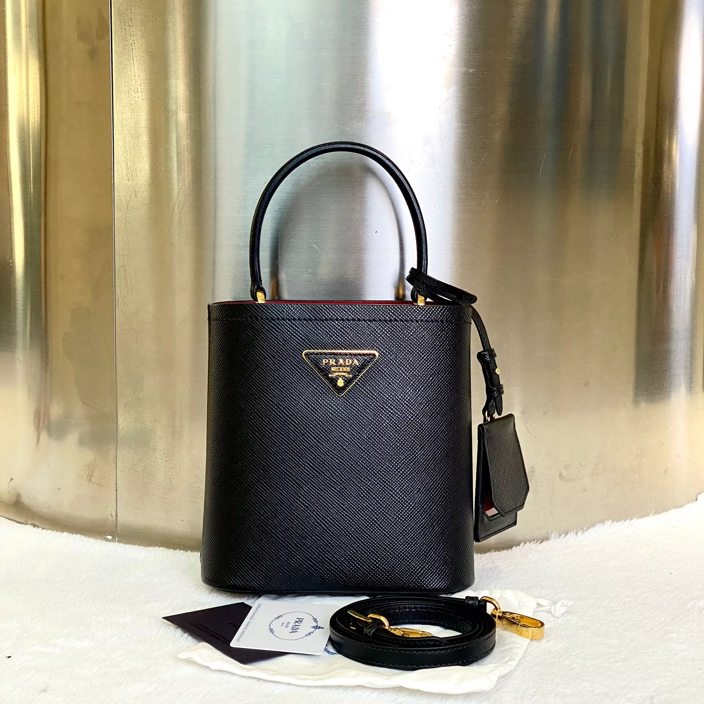 99新 Prada/普拉达 爱马98新普拉达手提斜挎水桶包9937