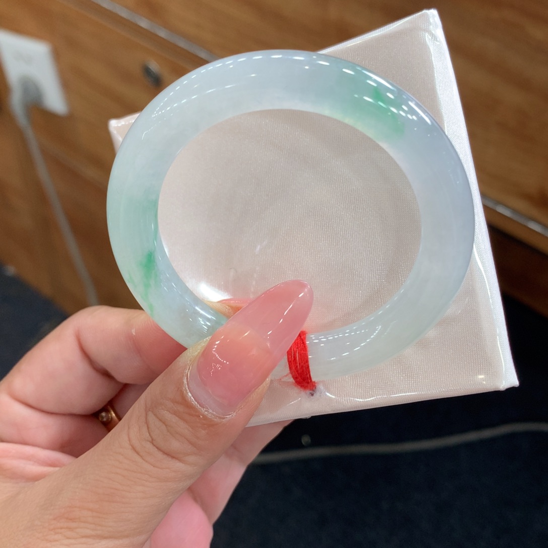 翡翠未镶嵌手镯50.2圆条，有纹裂大漏