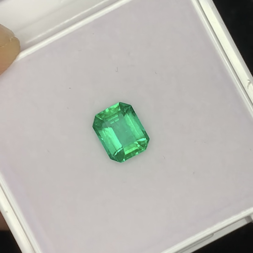 新品 天然赞比亚祖母绿 1.29ct 尺寸6.06×7.43吉尔德证vvg 微油