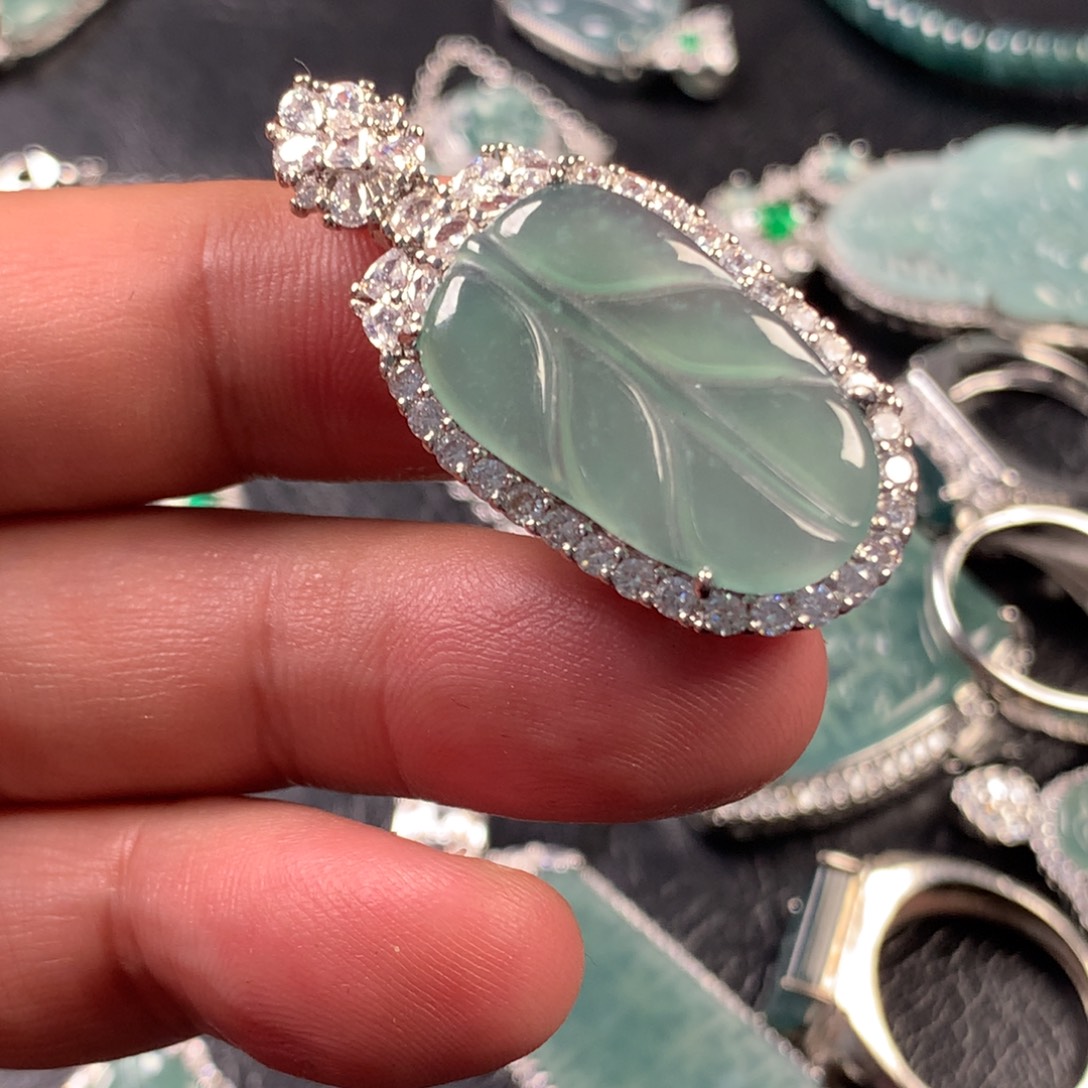 翡翠未镶嵌颈饰大叶子