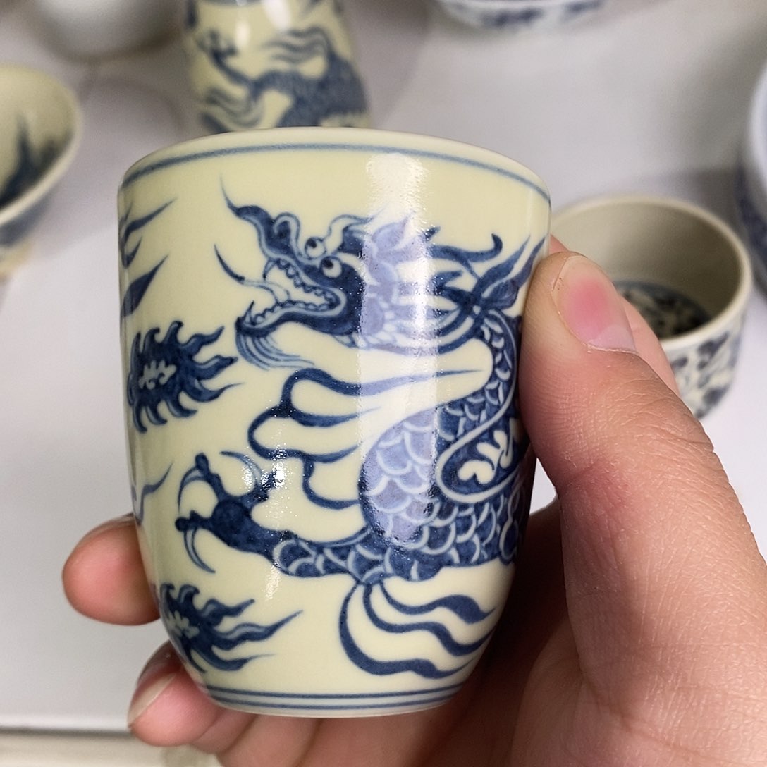 微瑕黄釉铠甲龙手雷杯