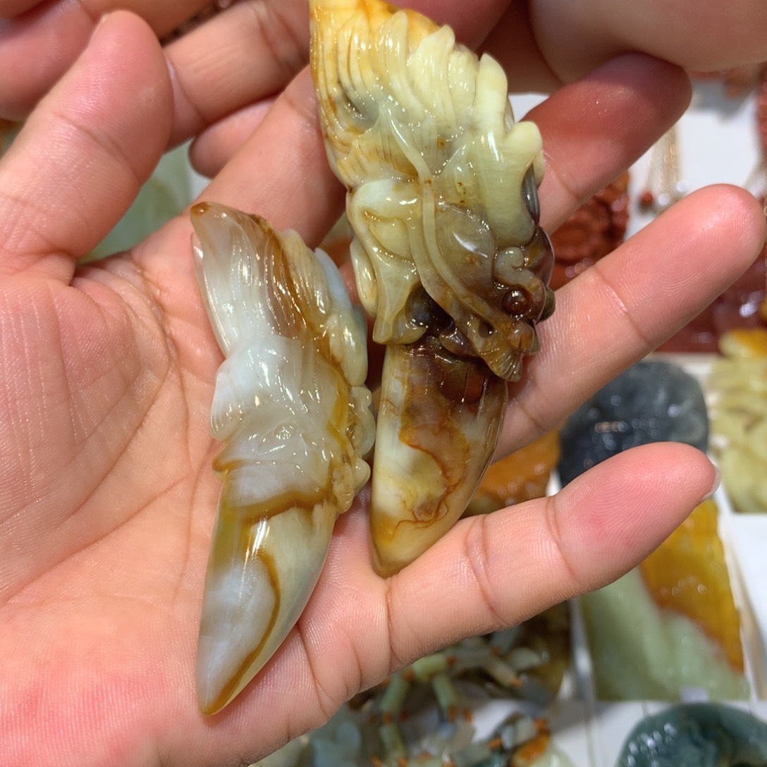 爱***空未镶嵌蛇纹石玉颈饰