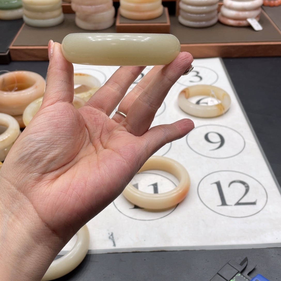 石英质玉手镯未镶嵌䒕**