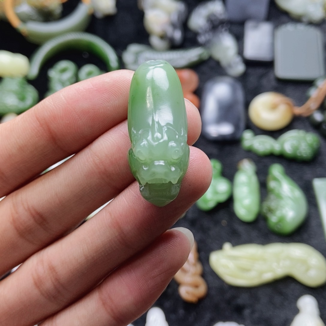 和田玉颈饰未镶嵌金***橱