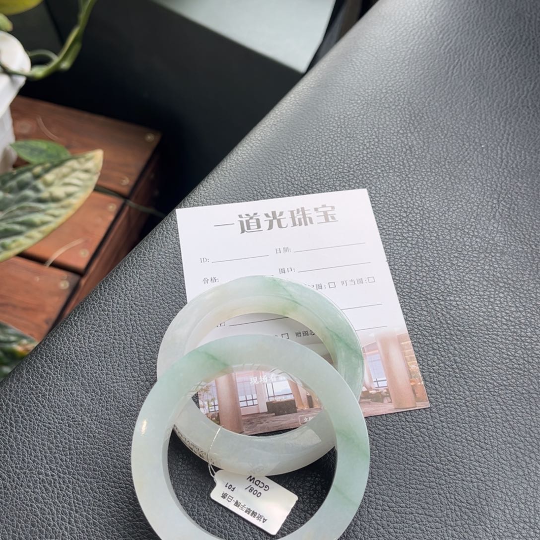 ****࿐定制翡翠未镶嵌手镯