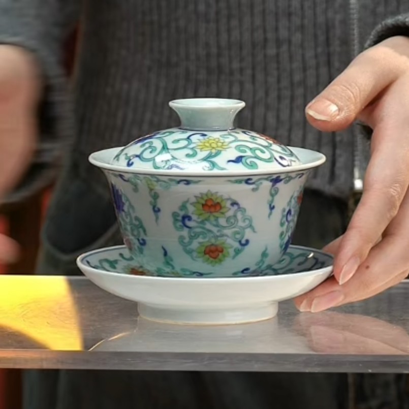 斗彩团花纹三才盖碗