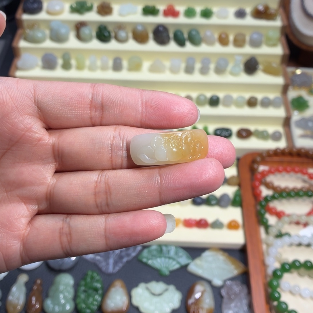 一***莓和田玉未镶嵌颈饰