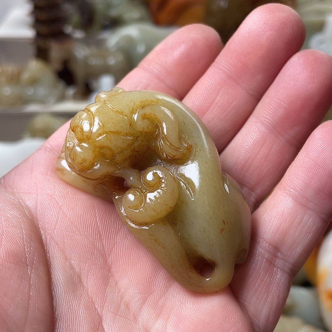 午***吻和田玉未镶嵌颈饰
