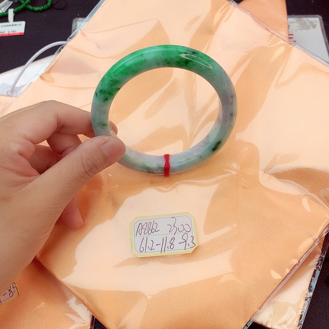 翡翠手镯未镶嵌翡翠