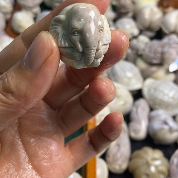 平***顺配饰鹿角雕刻一个出