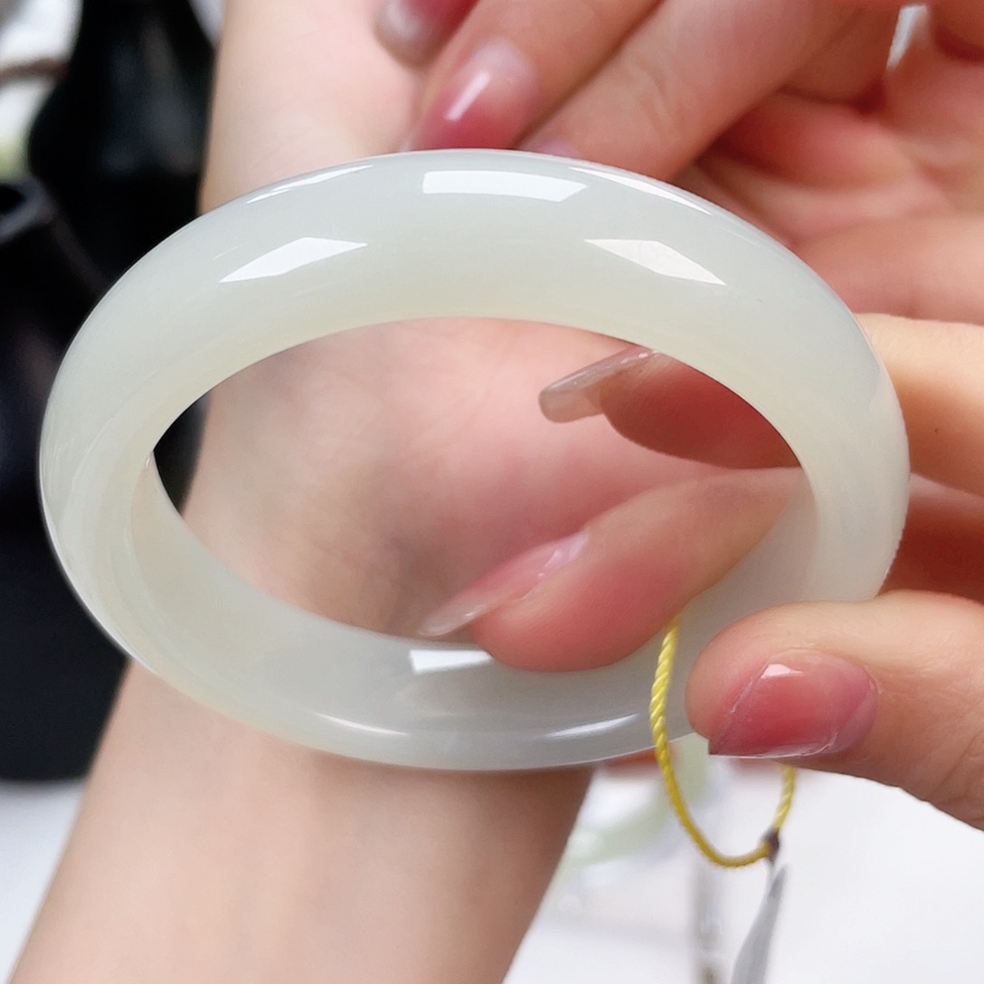 和田玉手镯55未镶嵌两**熊