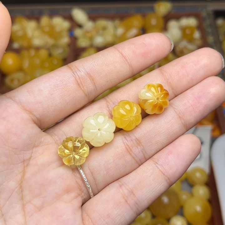 蜜蜡未镶嵌珠宝奇石鸡油黄满蜡俏色富甲一方 微微瑕
