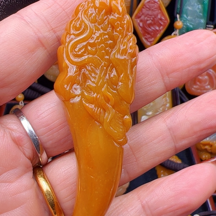 中***石英质玉（黄龙玉）合金颈饰