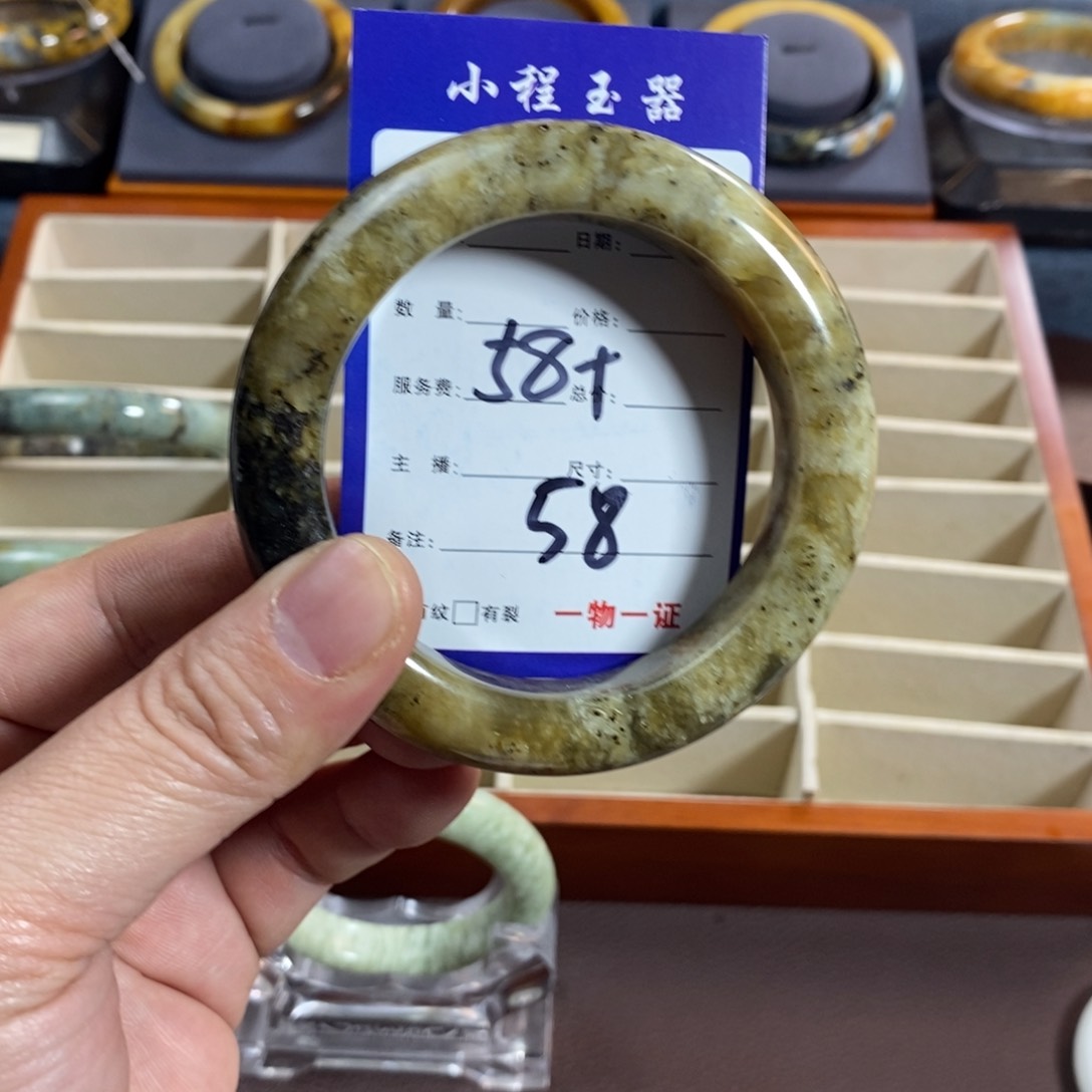 蛇纹石玉手镯未镶嵌