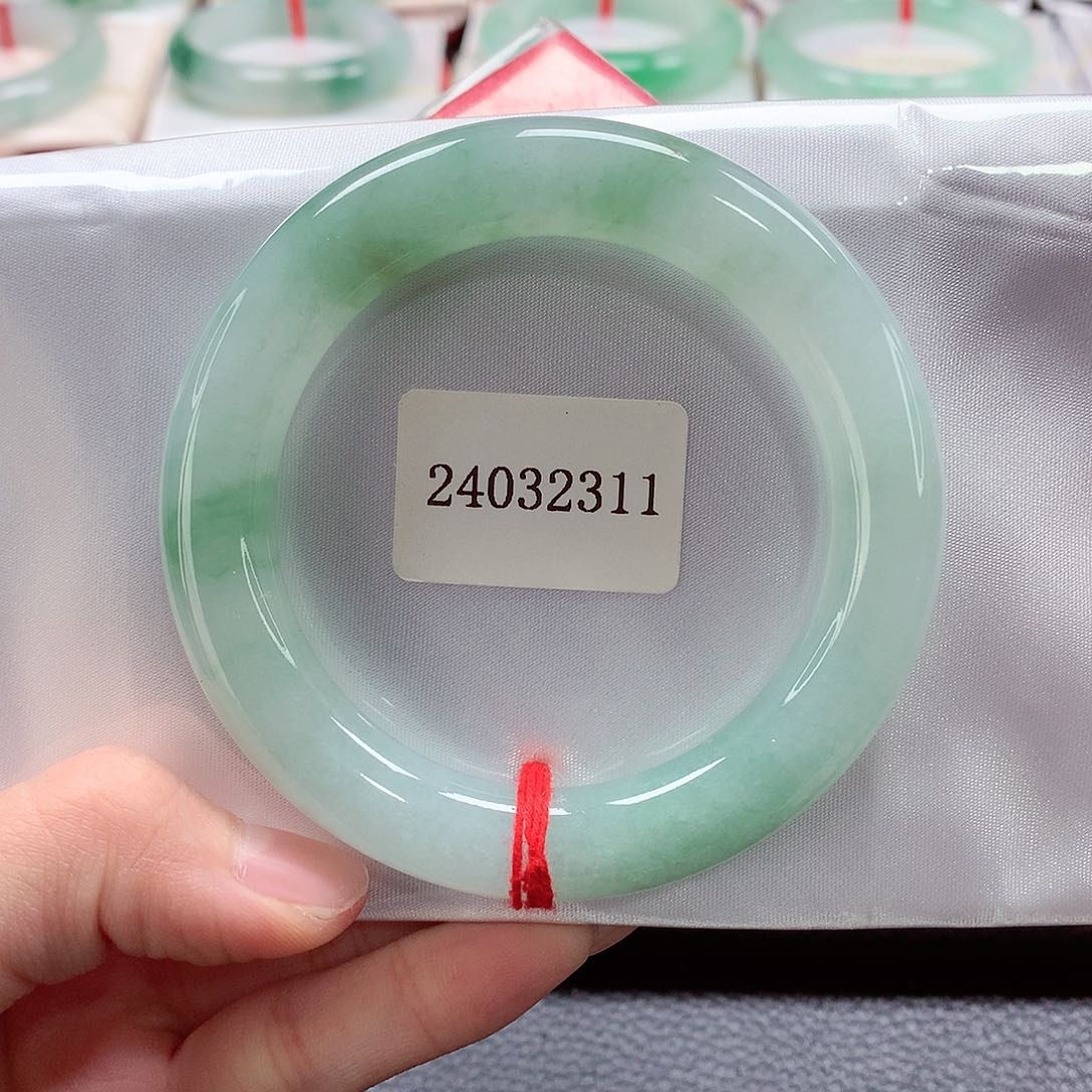 翡翠手镯（圆镯）未镶嵌天然a货翡翠55，性价比高