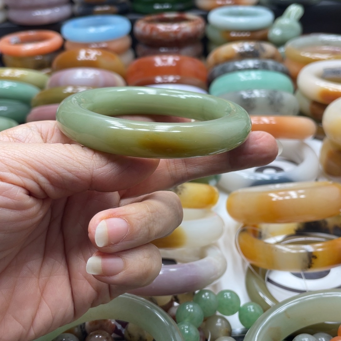 悦****石英岩玉未镶嵌手镯