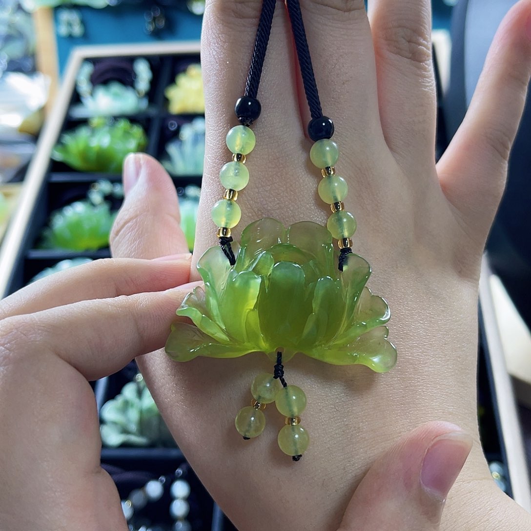 蛇纹石玉颈饰未镶嵌