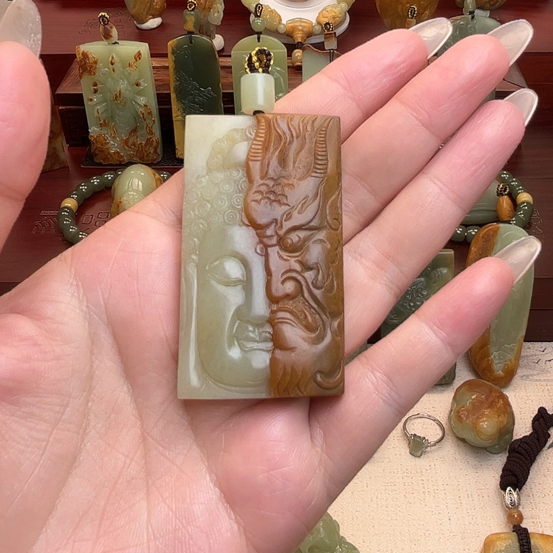 乔***智岫岩河磨玉（透闪石质玉）未镶嵌颈饰