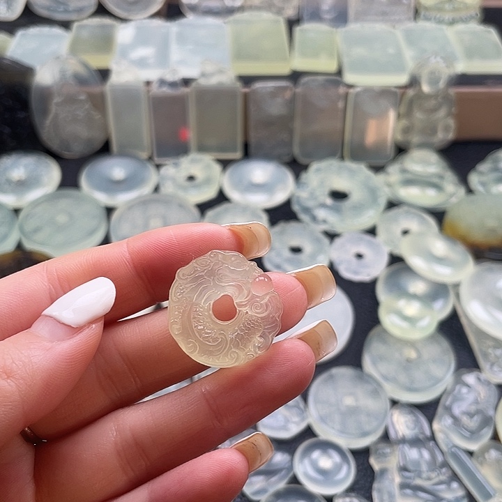 岫玉未镶嵌颈饰龙扣