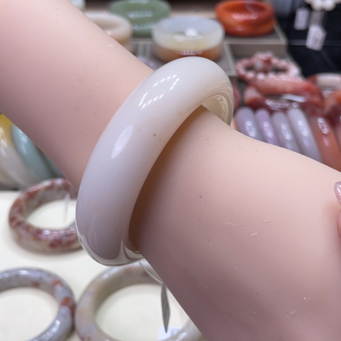 未镶嵌手镯石英岩玉