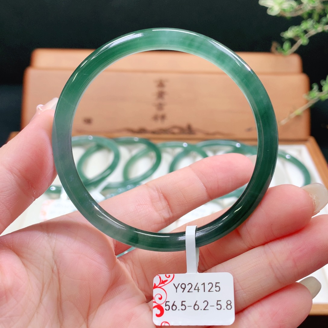 翡翠手镯未镶嵌天然