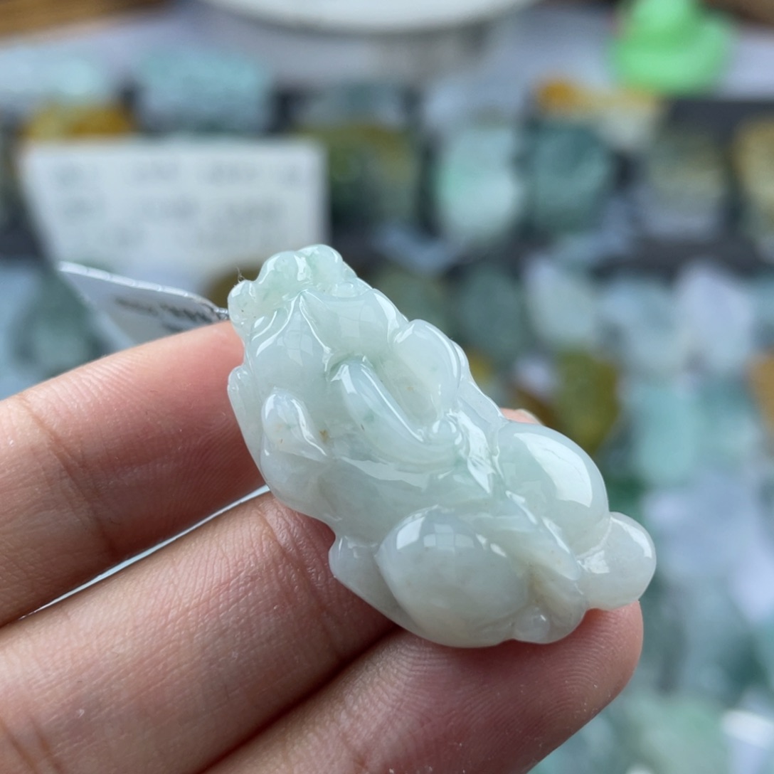 翡翠未镶嵌颈饰貔貅