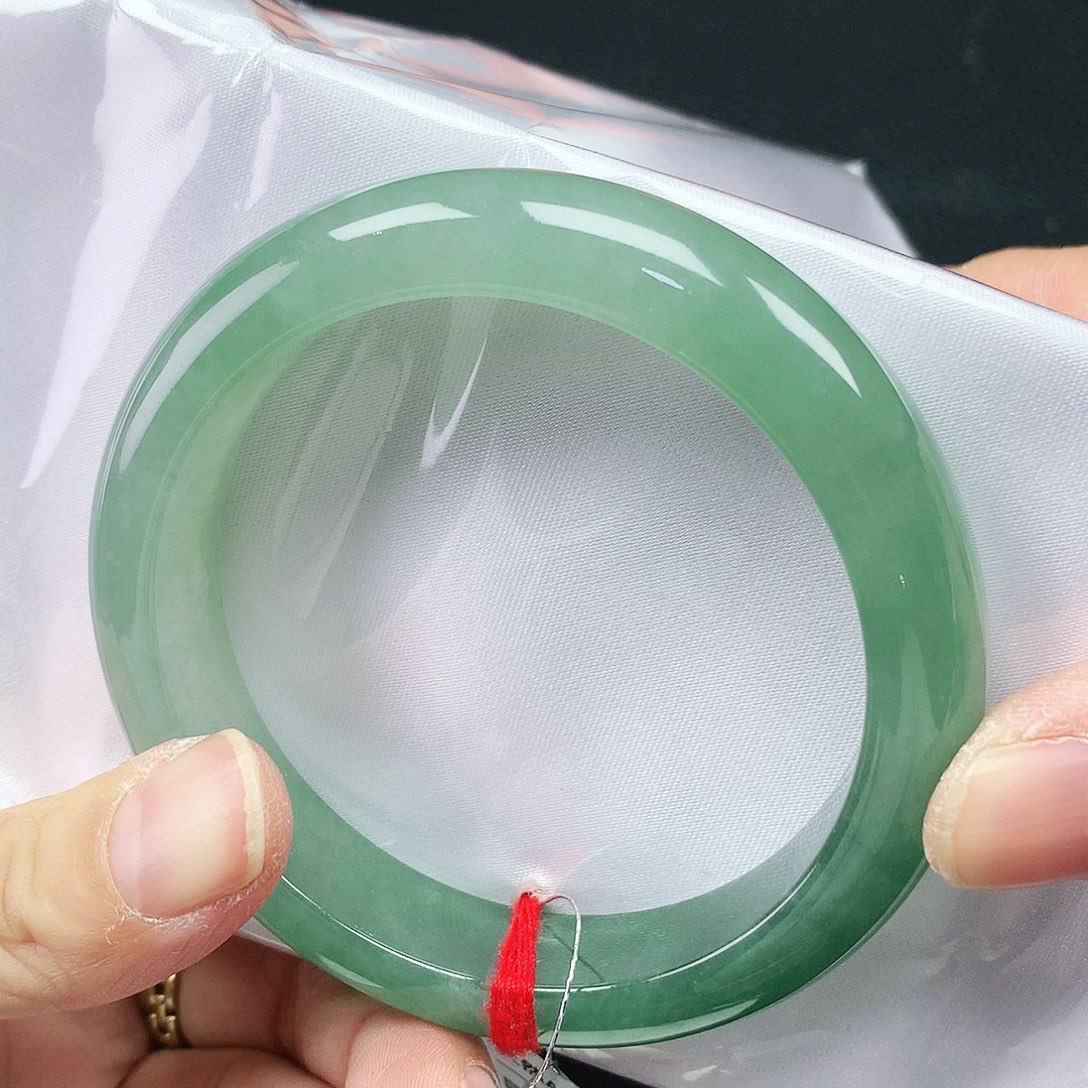 翡翠手镯未镶嵌56圈