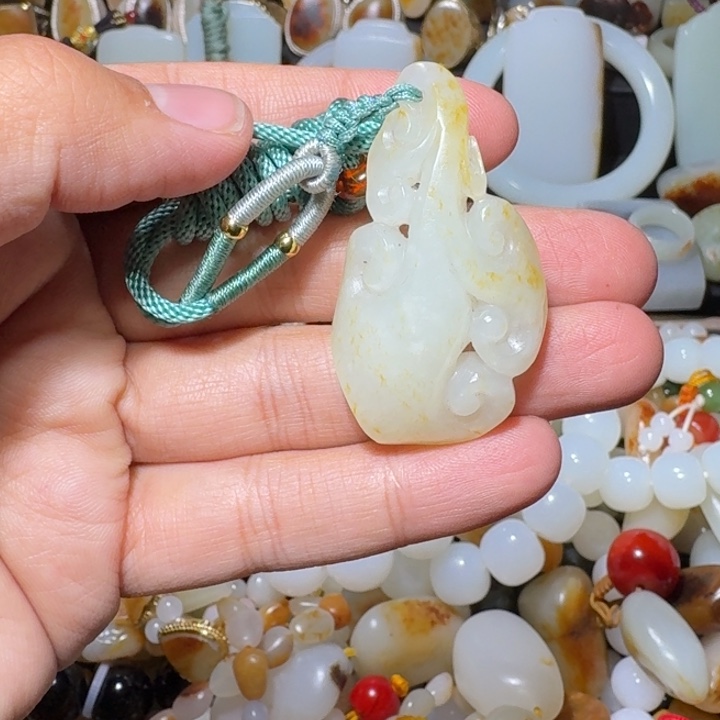 和田玉未镶嵌吊坠(赠链)