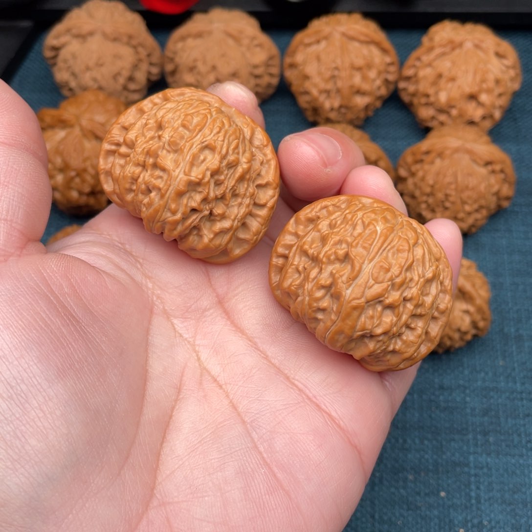 文玩核桃把件红皮满肉白狮子42