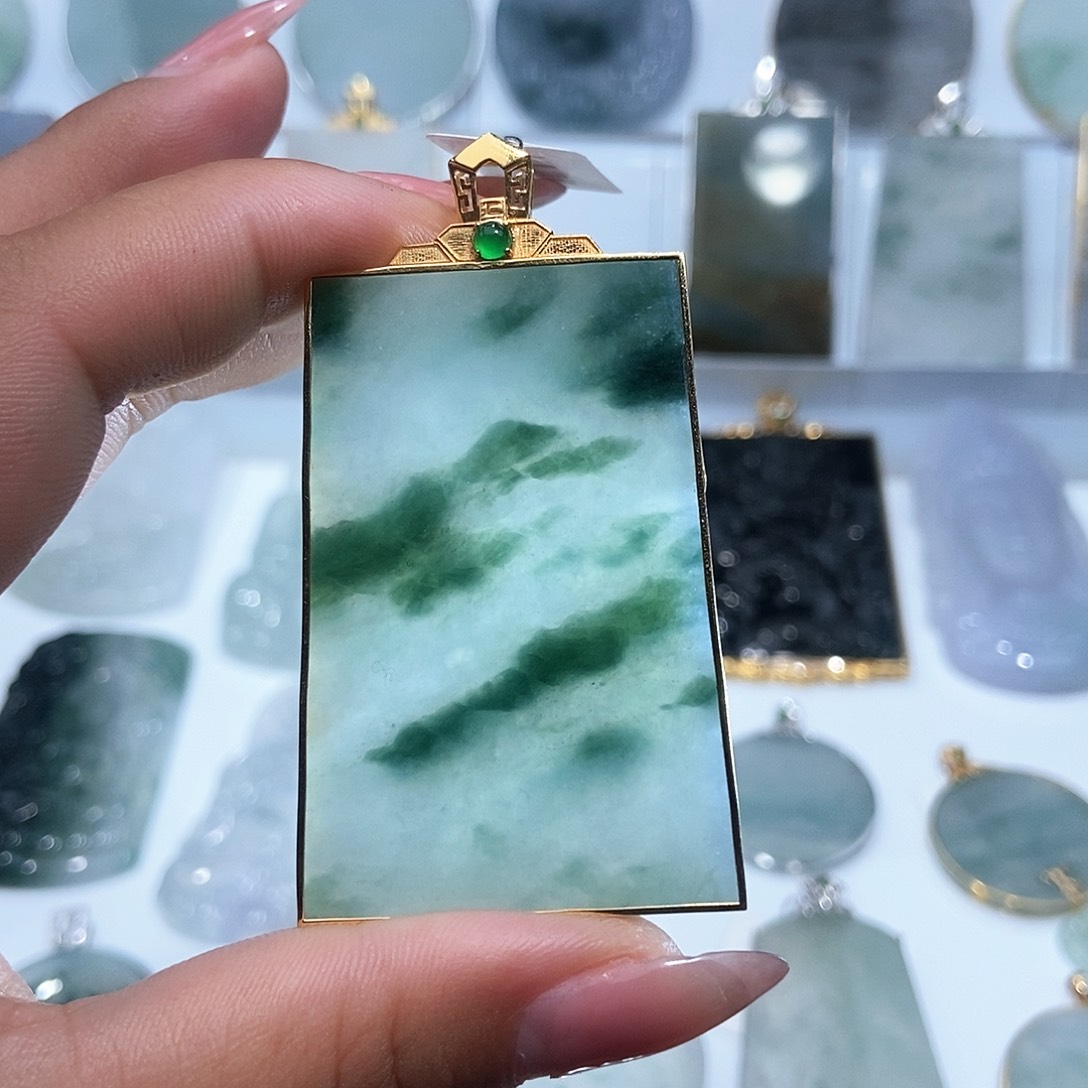 翡翠吊坠(不含链)18K金镶嵌一**酒缅甸