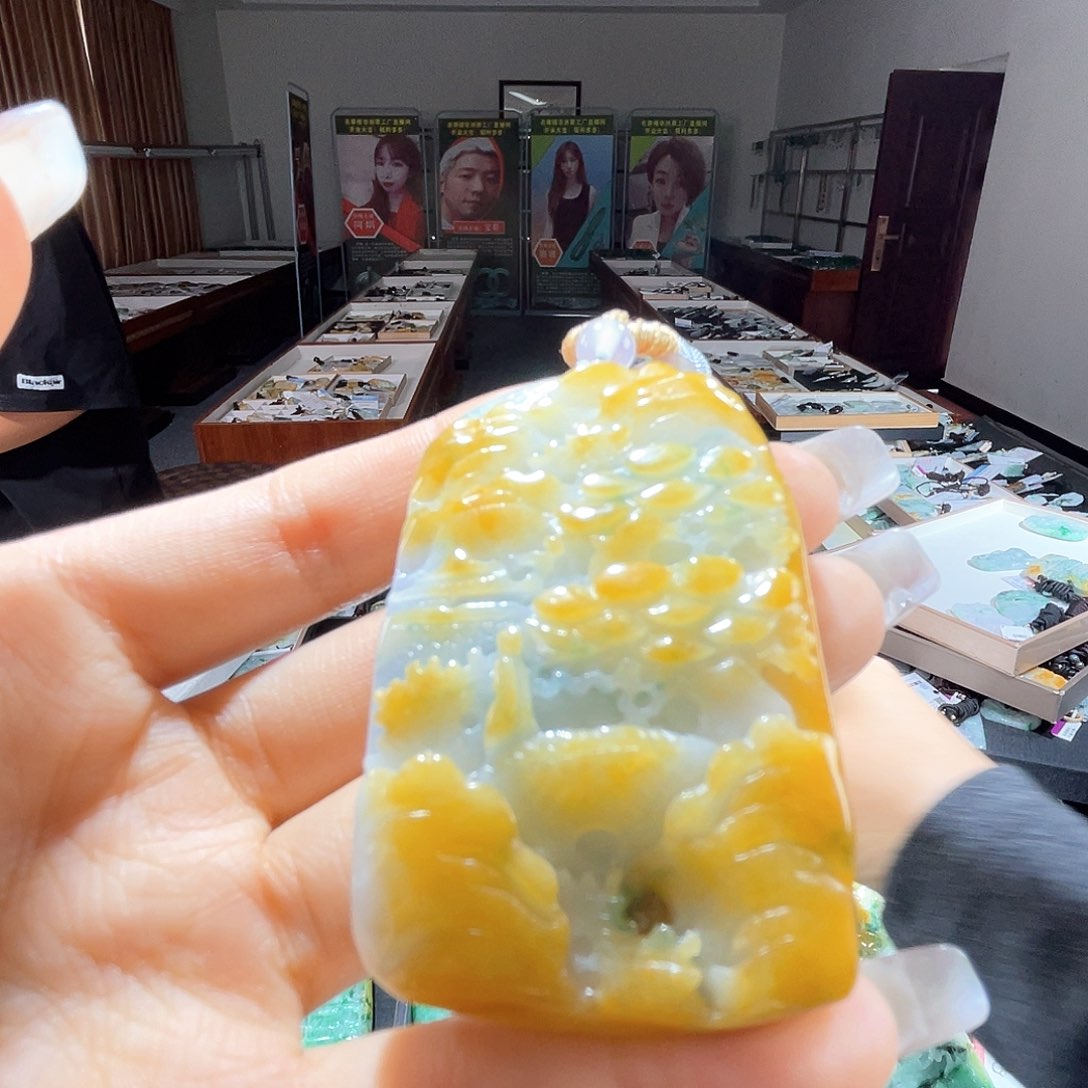 翡翠未镶嵌颈饰一