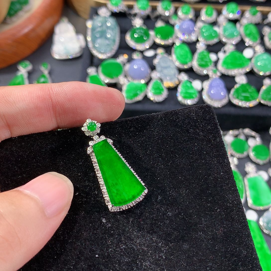 歪***翡翠18K金镶嵌颈饰