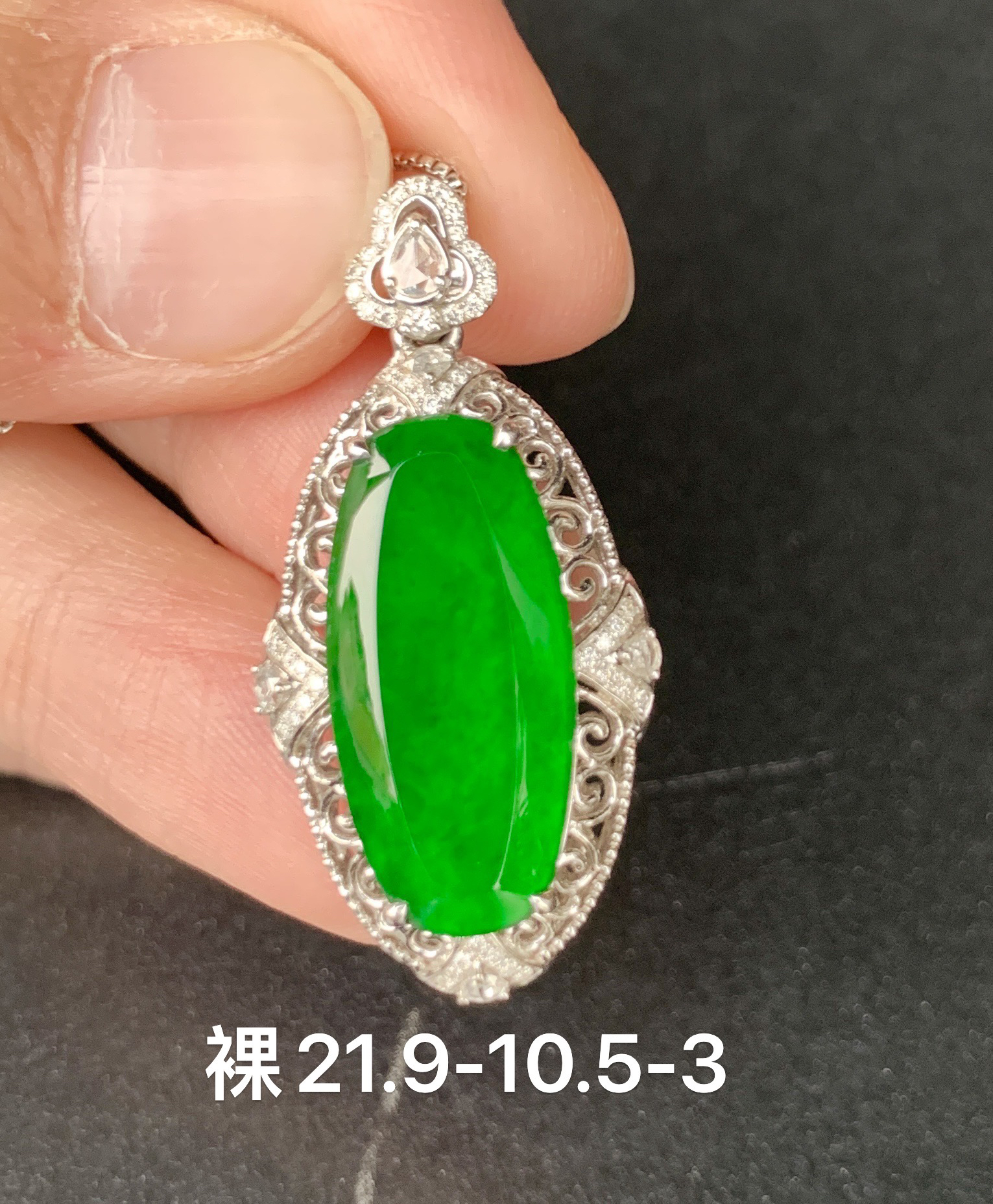 满绿平安无事牌吊坠