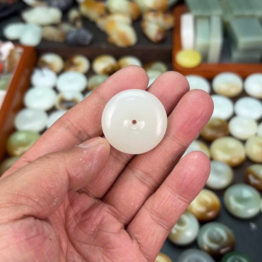 和田玉（糖玉）颈饰未镶嵌o****﹖