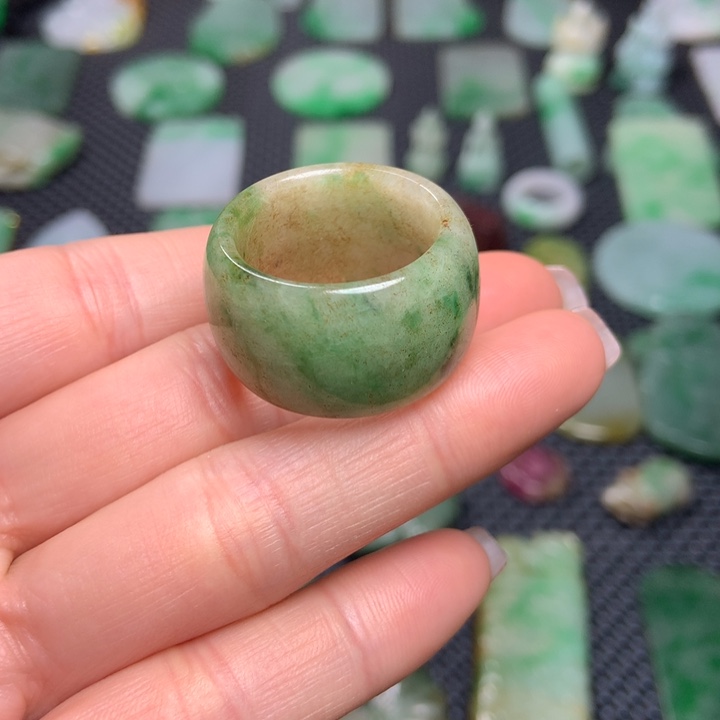 翡翠挂件未镶嵌依**藏