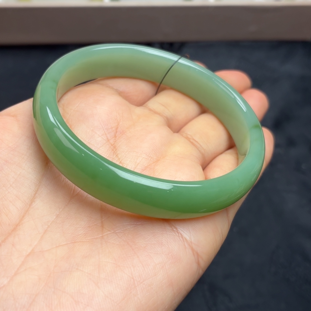 和田玉未镶嵌手镯碧玉夹层料粉绿58圈