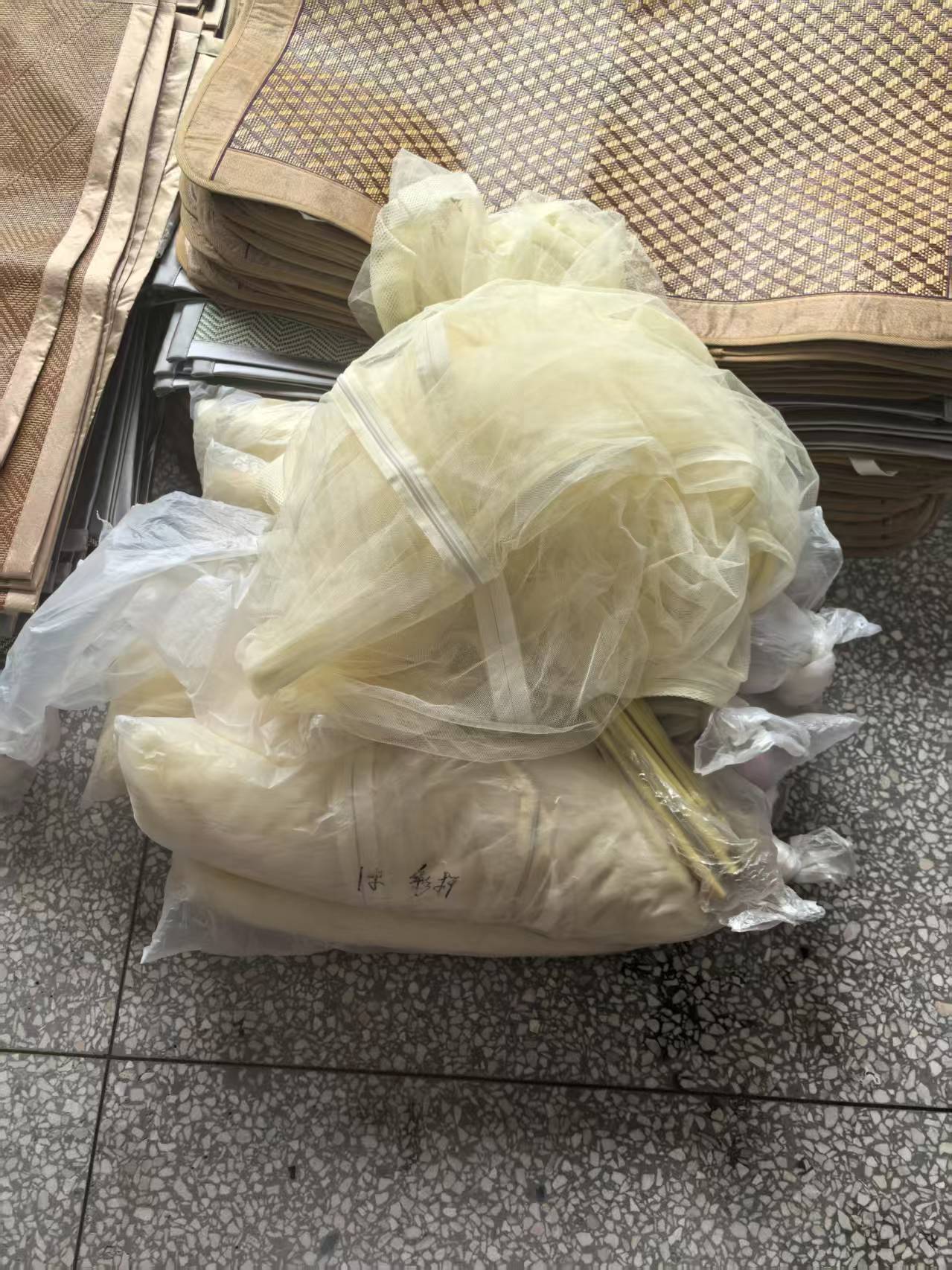 《兵哥外贸》3楼100×200杂款素宿舍蚊帐 发1个 微瑕疵 不挑色