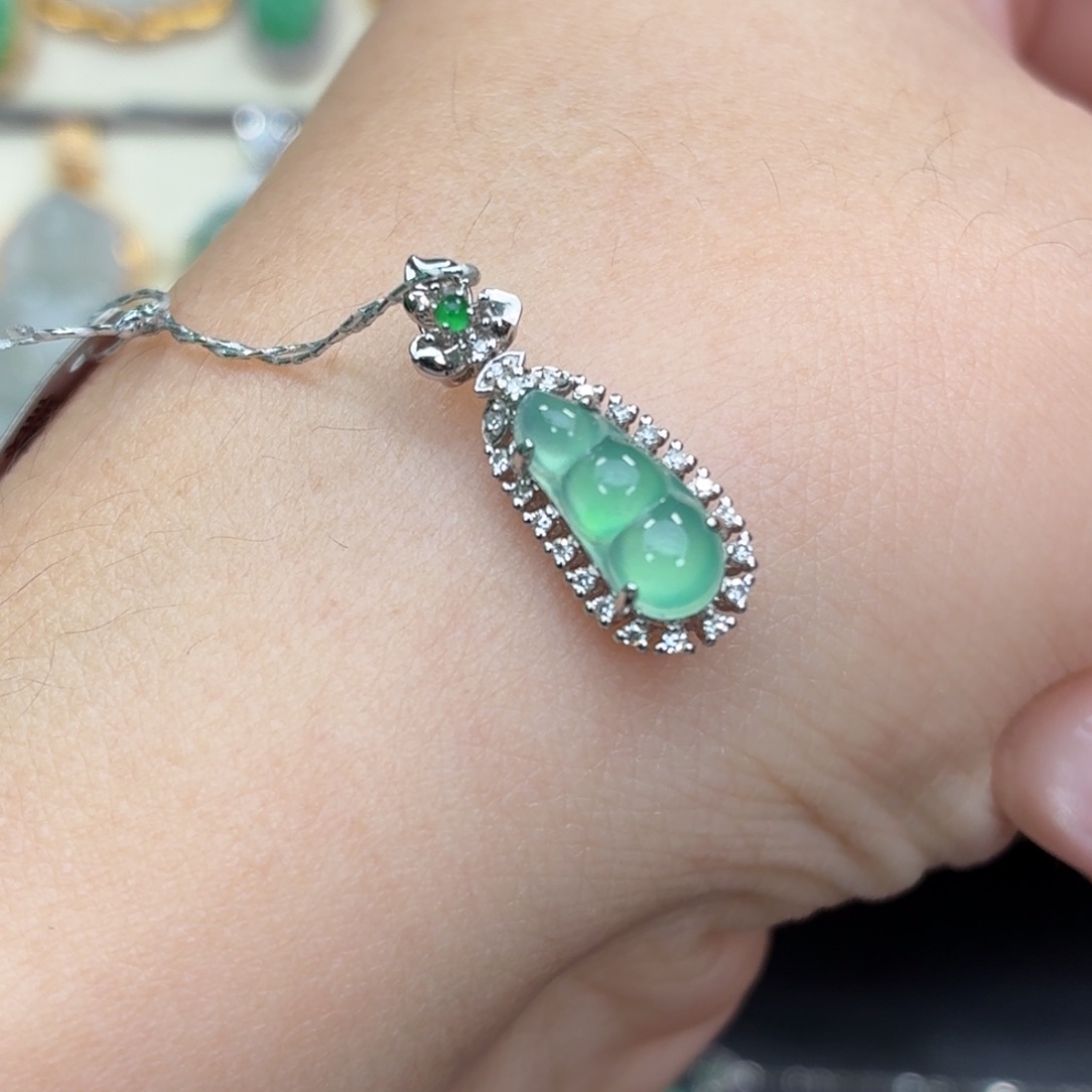 翡翠18K金镶嵌颈饰