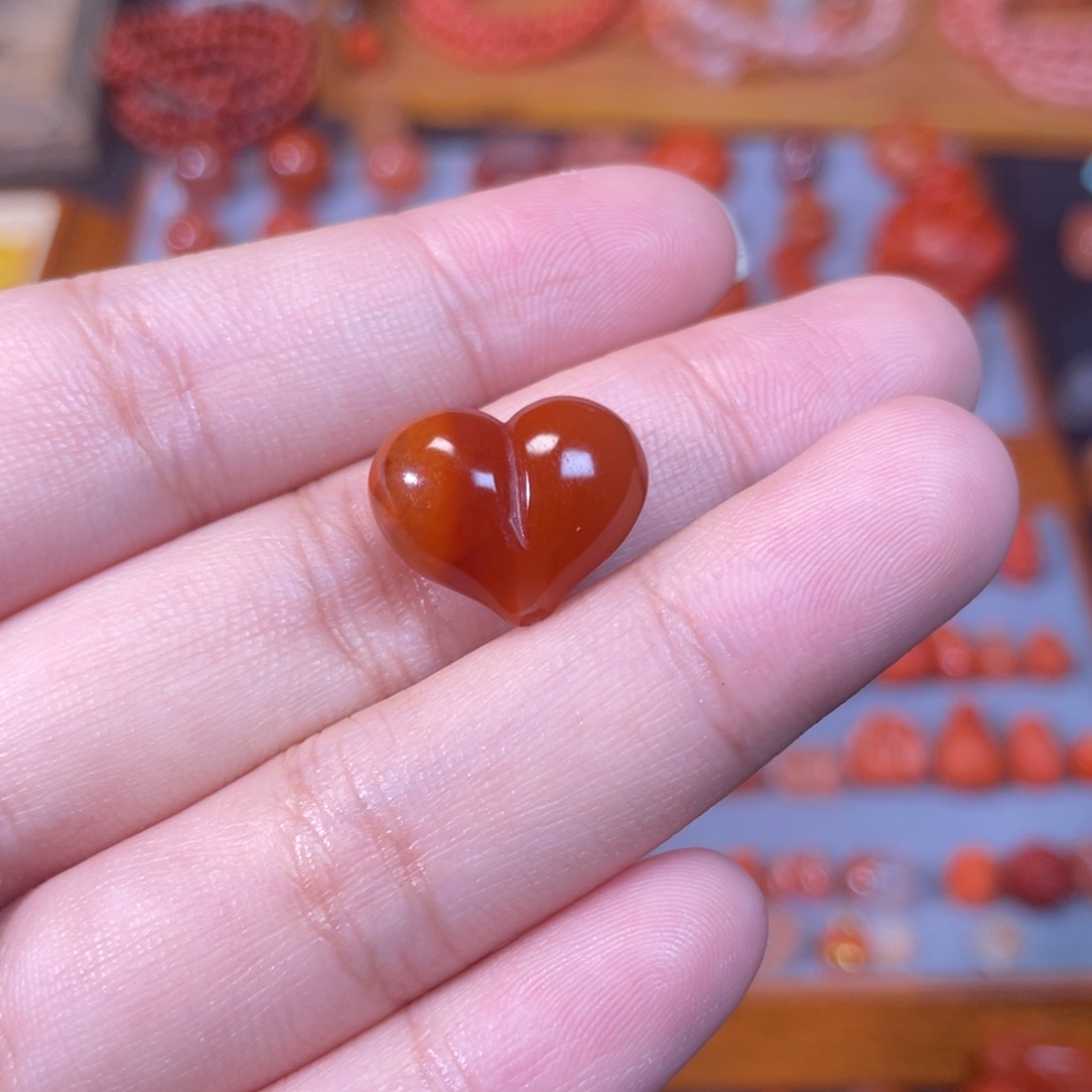 未镶嵌屁桃心南红玛瑙