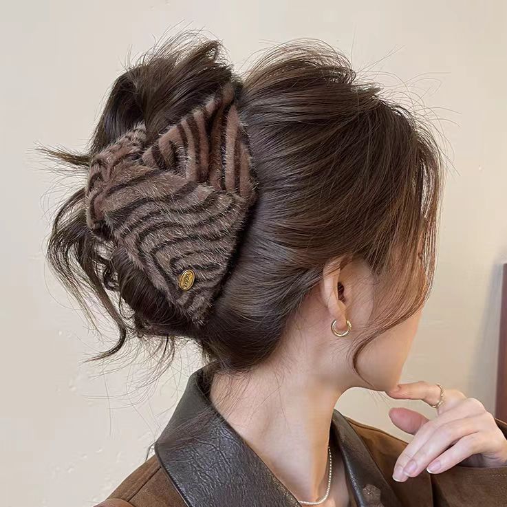 冬日小调~豹纹三角抓夹女高级感2025新款发夹后脑勺鲨鱼夹3194