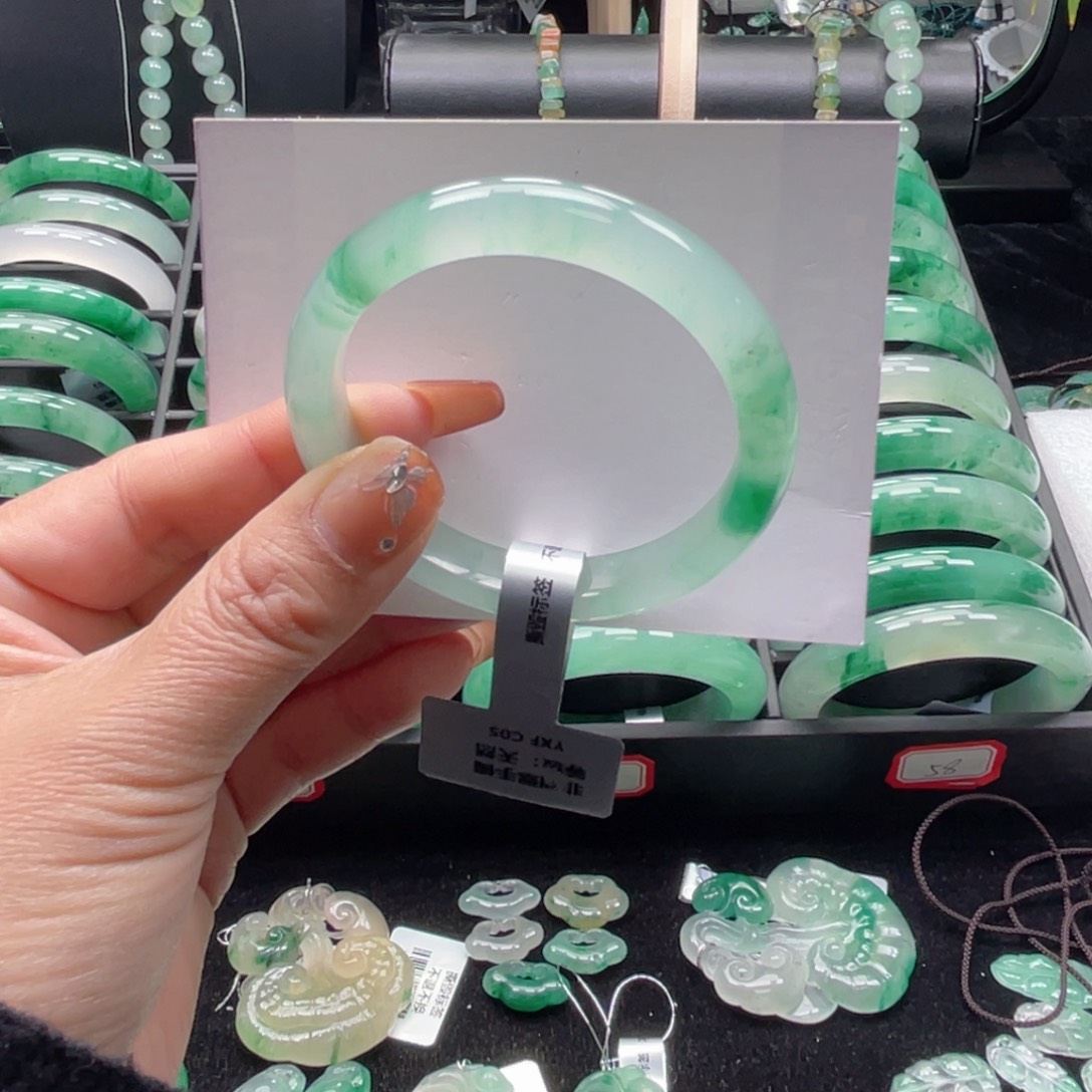 小***妹石英质玉（非洲翠）未镶嵌手镯