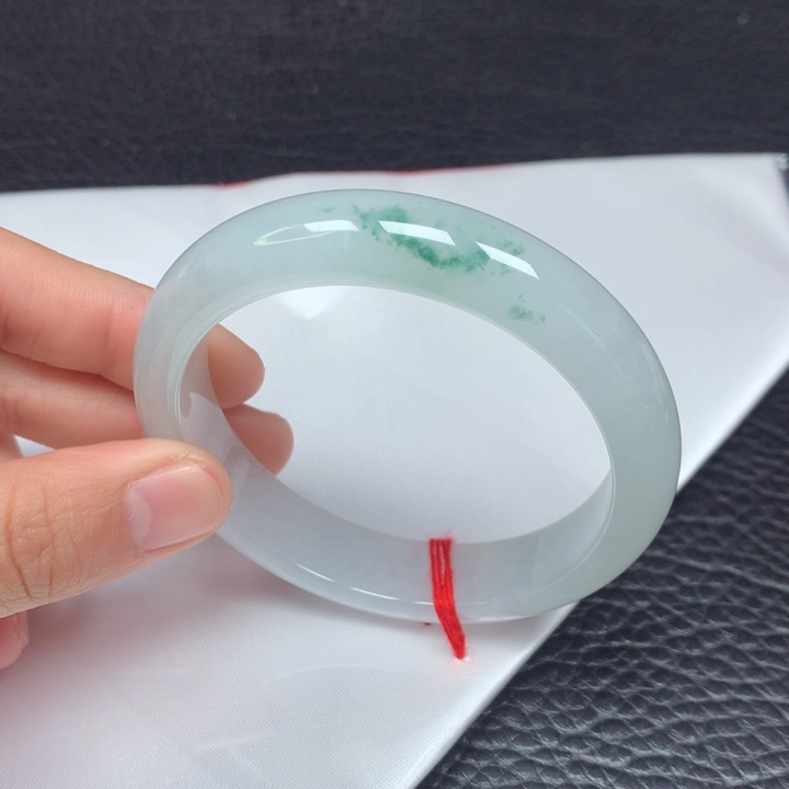 翡翠手镯未镶嵌。