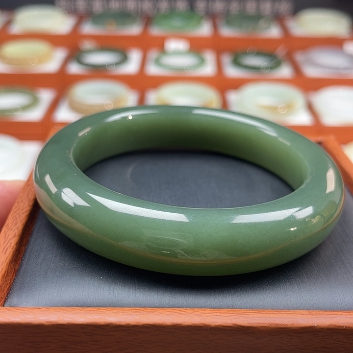 和田玉手镯未镶嵌湖水色标级别