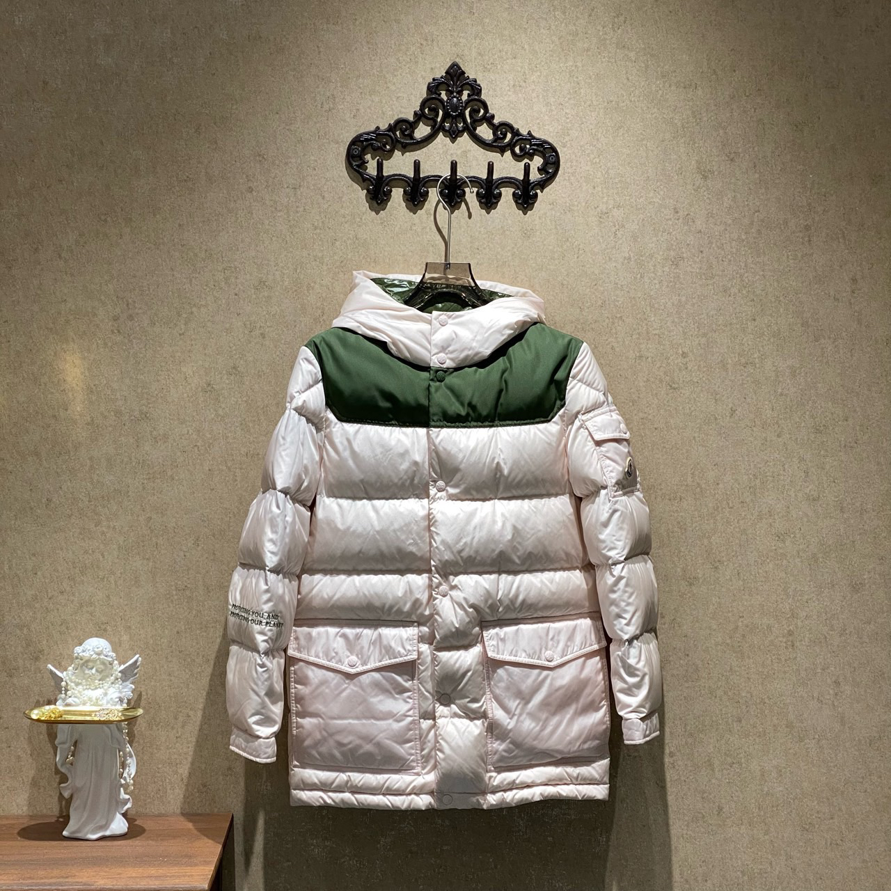 99新 MONCLER Moncler Junzo粉色刺绣徽标羽绒服/14码/99新/31956
