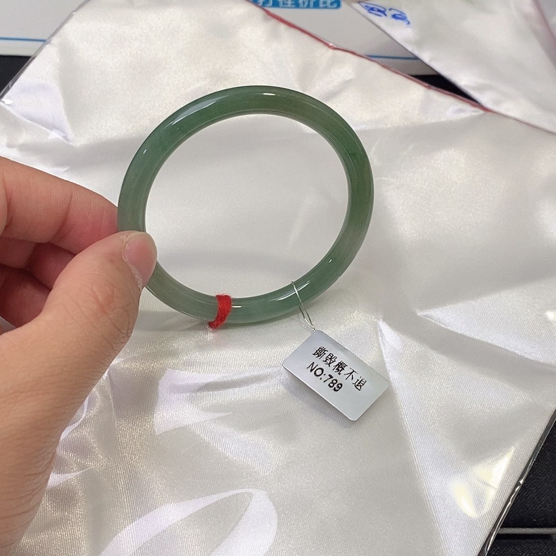 翡翠未镶嵌手镯（圆镯）